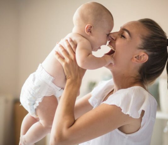 Du bist jetzt Mama und hast plötzlich Superkräfte – einhändig den Alltag bewältigen, kein Problem!