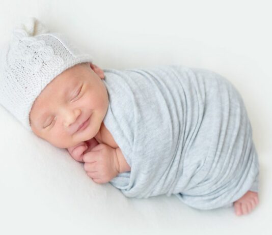 Die ersten sechs monatliche Meilenstein-Baby-Fotos sind wirklich so zuckersüß und so eine schöne Erinnerung.