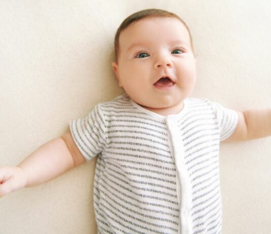 Babys, die verschmitzte und lustige Grimassen ziehen sind doch wirklich die süßesten oder? – Schau unbedingt auf dem Instagram-Account @inspiredbycolour vorbei!