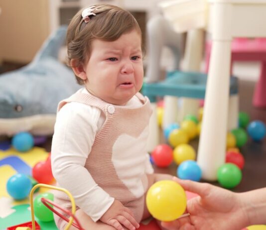 Kirsten Howerton hat ihren Instagram-Account @Assholeparents ins Leben gerufen und bespielt ihn auf eine humorvolle Art & Weise mit Heul-Fotos von Kindern.
