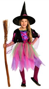 Mädchen im Hexenkostüm für die Hallowenparty für Kinder