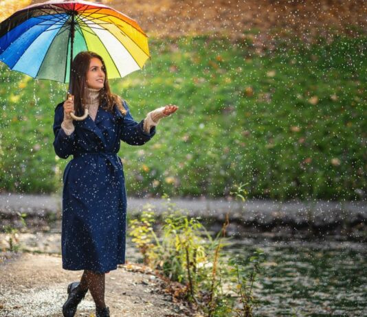 Mama Jessica bekommt nach 6 Fehlgeburten ihr lang ersehntes Regenbogenbaby. – "Es ist etwas Wunderbares, voller Licht und Schönheit, inmitten der Dunkelheit und Wolken erschienen."