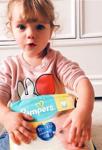 Achtet auf das blaue Herz mit dem UNICEF-Logo - wenn ihr diese Packung kauft, spendet Pampers den Gegenwert einer Tetanus-Impfdosis an UNICEF