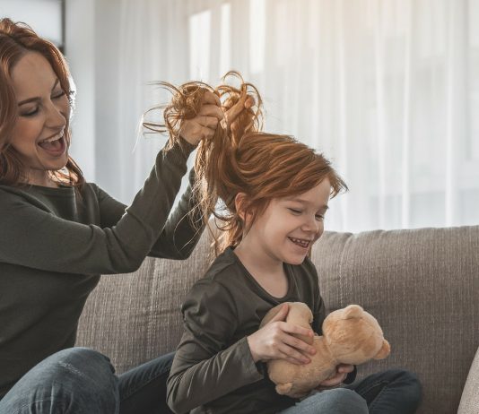 Mama und ihre Tochter toben zusammen