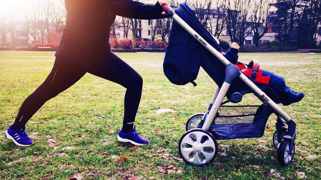 Fit werden: Einfaches Workout mit dem Kinderwagen!