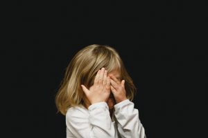 Oft vertrauen Kinder der Person, die sie missbraucht und wollen sie nicht „verraten“ - sie wollen nur, dass der Missbrauch aufhört