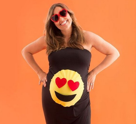 Faschingskostüme für Schwangere: Ideen wie die Emoji-Mom sind echte Hingucker