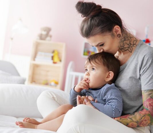 Wer hat einem gesagt, wie eine Mutter auszusehen hat? Mutter kann grundsätzlich jede Frau werden, unabhängig von ihrem Aussehen!