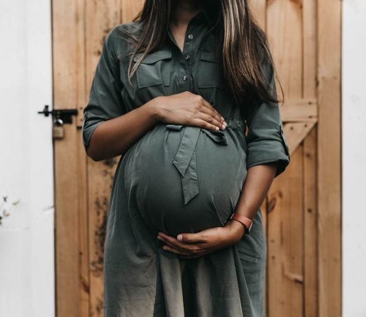 Haare färben in Stillzeit und Schwangerschaft: Babybauch