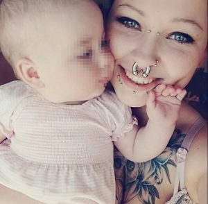 Alina mit ihrer kleinen Tochter