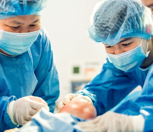 Ein "sanfter Kaiserschnitt", um dem Baby einen sanfteren Start ins Leben zu ermöglichen – Die australische Doula Angela Gallo hat ein Video aus dem Kreissaal veröffentlicht.
