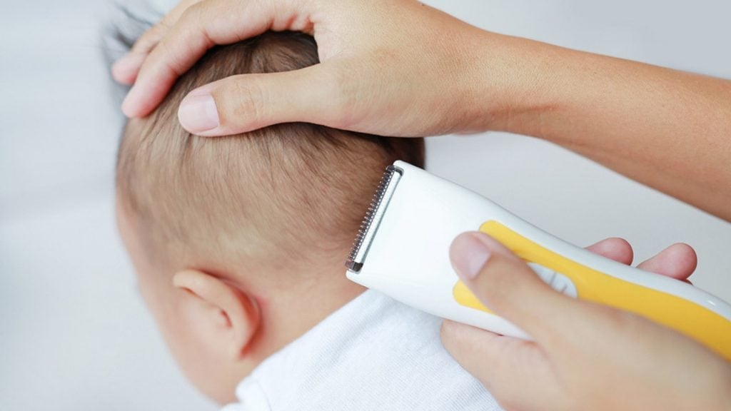 Baby Haare schneiden: Profi-Tipps für den ersten Haarschnitt