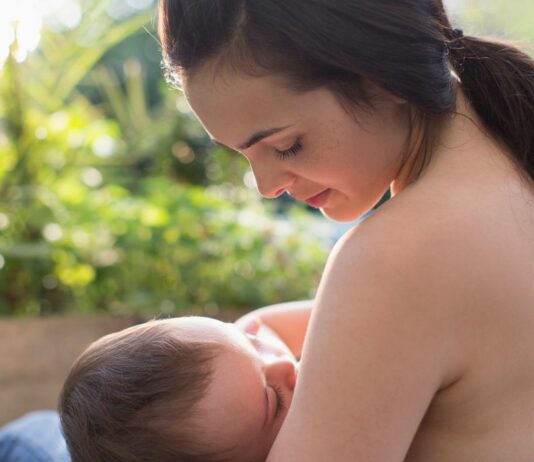 Die Sängerin und zweifache Mama Pink postet ein Foto vom Wandern: zusehen ist ihr vier Monate alter Sohn mit ihr am stillen. – Wir lieben doch echten Content!