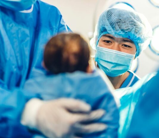 Die Australierin Koto Nakamura bekam während ihrer Geburt einen Schock – sie erwarteten ein Mädchen, das Kinderzimmer ist rosa gestrichen und raus kam ein Junge!