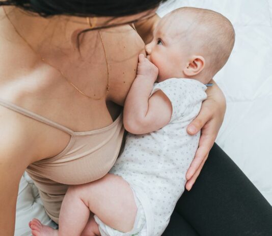 Mama Monica Bencomo stillt und trainiert gleichzeitig – so kann sie bei ihrer Tochter sein und muss nicht auf ihren geliebten Sport verzichten.