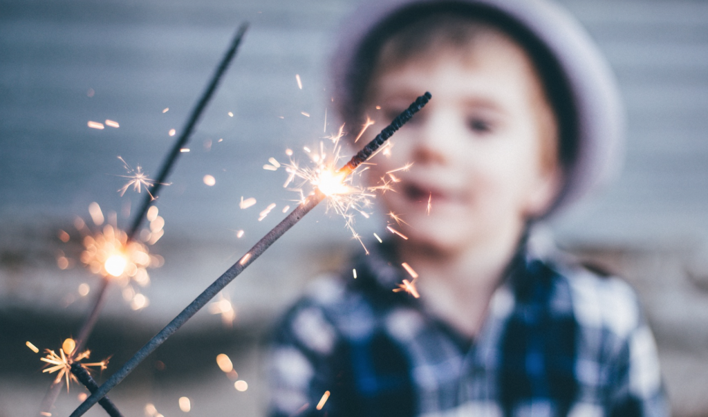 Echt jetzt?! Es ist vielleicht gut, kleine Kinder mit Feuer spielen zu lassen