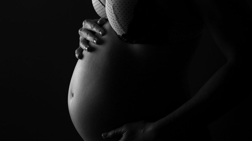 Unbemerkte Schwangerschaft: Deshalb kann es passieren!