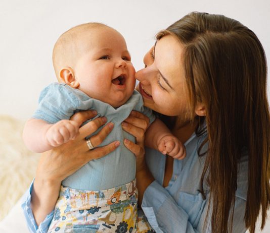 Knuddeln, hochnehmen, lieb haben – Babys kann man nicht „verwöhnen“.