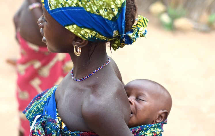 Wie Mütter in Afrika die Nächte mit ihrem Kind verbringen: