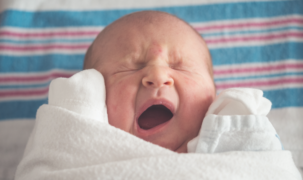Ab wann Baby im eigenen Zimmer schlafen lassen? Das zeigen Studien