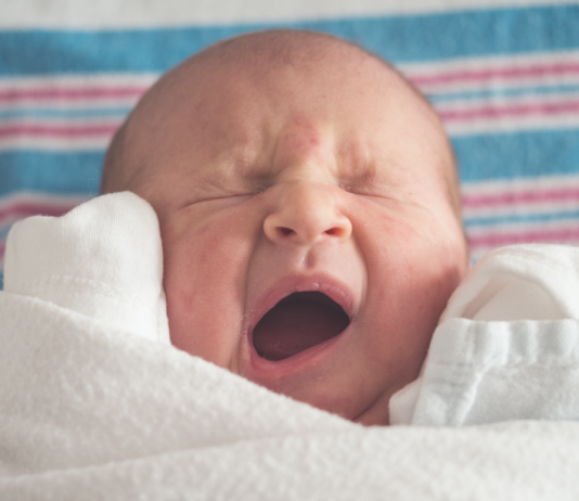 Ab wann sollten Babys im eigenen Zimmer und Bett schlafen?