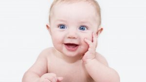 Baby-Jungte freut sich über seinen kurzen Vornamen