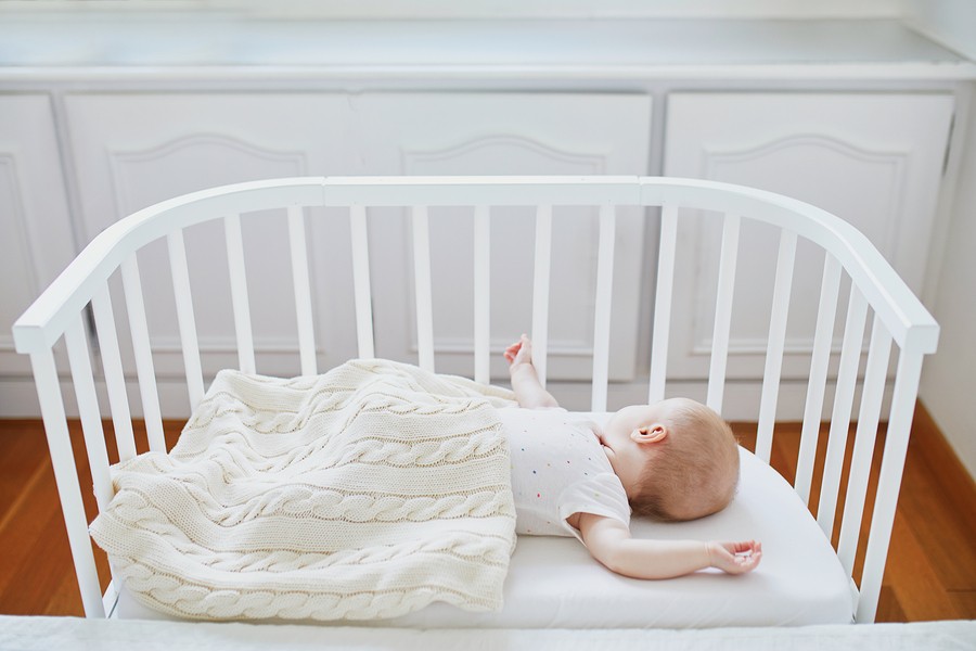 Baby Sleeping In Cosleeper Crib Attached To Parents' Bed Echte Mamas