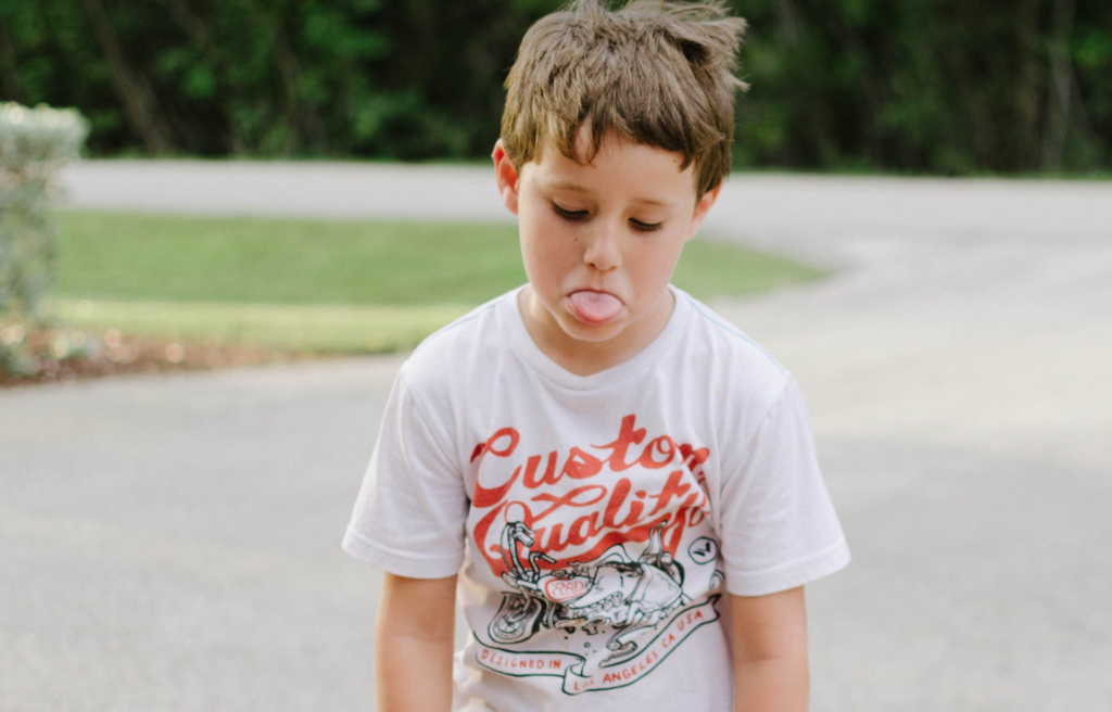 Mein Kind beisst und schlägt mich. Hilfe, was soll ich tun? Echte Mamas