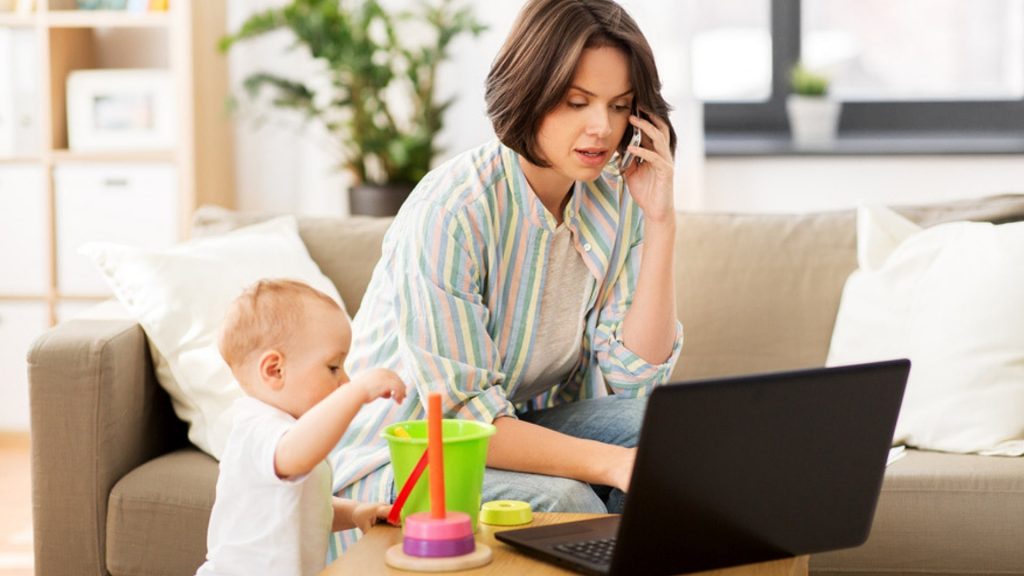 So viele Stunden arbeiten Mütter jede Woche unbezahlt