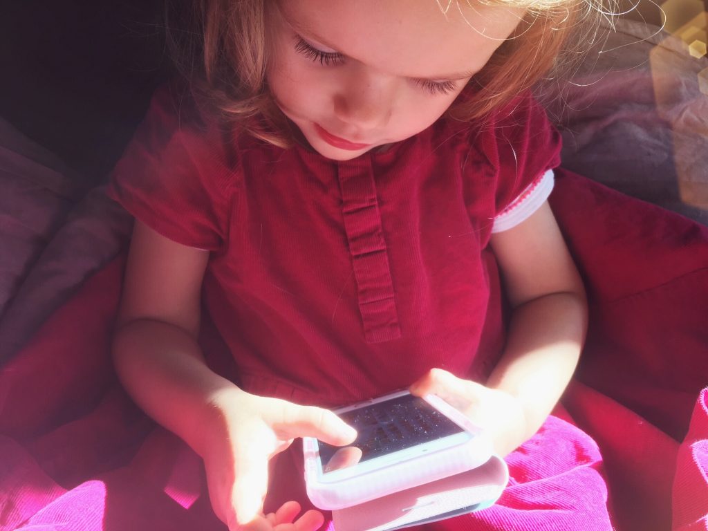 Kurzsichtigkeit & schlechter Schlaf: Wie ein Handy die Gesundheit deines Kindes beeinflussen kann