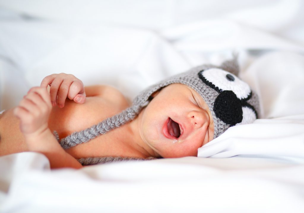 9 gruselige Dinge, die Neugeborene machen und warum:
