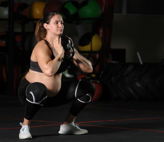 Die US-Amerikanerin Sarah Strong macht nicht nur Kraftsport in ihrer Schwangerschaft, sondern hebt ganze 120kg im 8.Schwangerschaftsmonat.