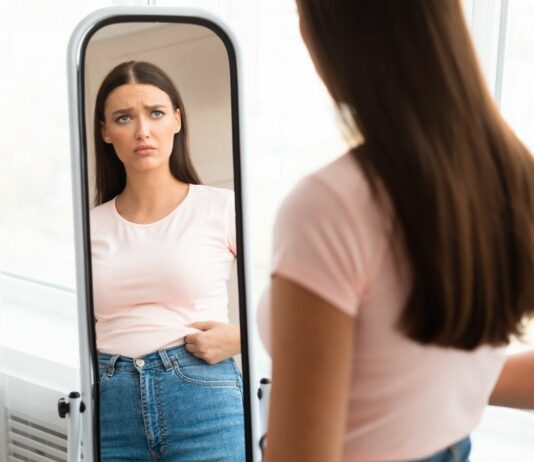 Es ist nicht alles gold, was glänzt: Die Bloggerin Olivia White zeigt ihren perfekten unperfekten Körper.