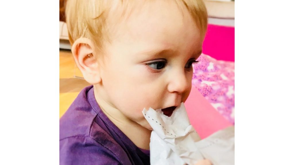 Hilfe, mein Baby isst gerne Papier! Muss ich mir Sorgen machen?