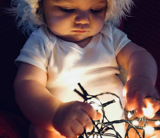 Weihnachtsfotos KInder: Baby mit Lichterkette