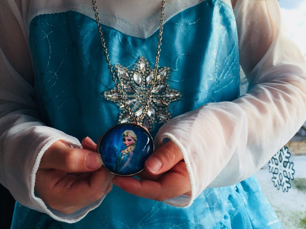 Warum Elsa und Anna das Zeug zu echten Vorbildern für meine Tochter haben!