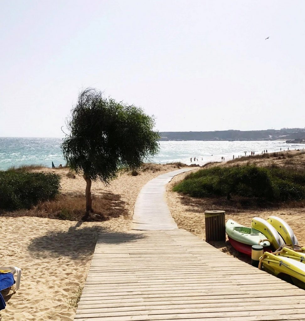 Strand Algarve Portugal für einen Urlaub im Herbst mit Kindern