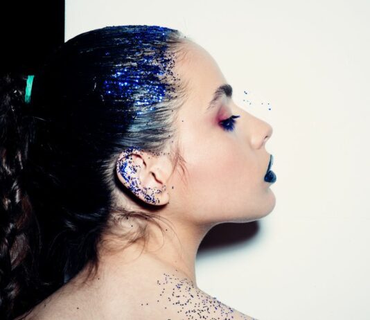 "Glitterage": Der Glitzer-Haar-Trend aus der USA – der perfekte Silbvester-Look!