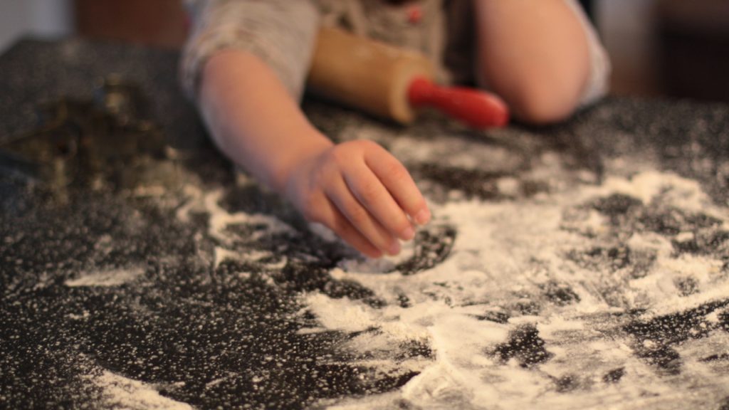 Besinnliches Plätzchenbacken? Von wegen! Was Mamas alles leisten