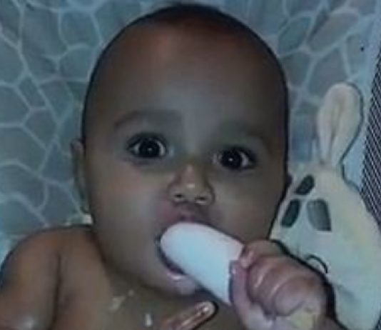 Dein Baby zahnt? Dieses Muttermilch-Eis löst gleich mehrere Probleme