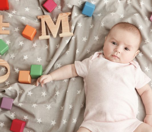 Baby mit Buchstaben für Namenssuche