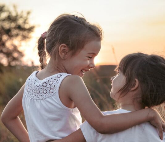 Die beiden dreijährigen Mila und Emma Stauffer aus Arizona, USA sind wahre Instagram-Kinder-Stars – die Stauffers sind auf dem Weg Multi-Millionäre zu werden!