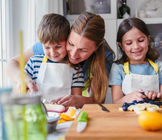 Hier werden schon fleißig Früchte für das Kinder-Fotoshooting geschnitzt – lustige Fotoideen zum Nachmachen.
