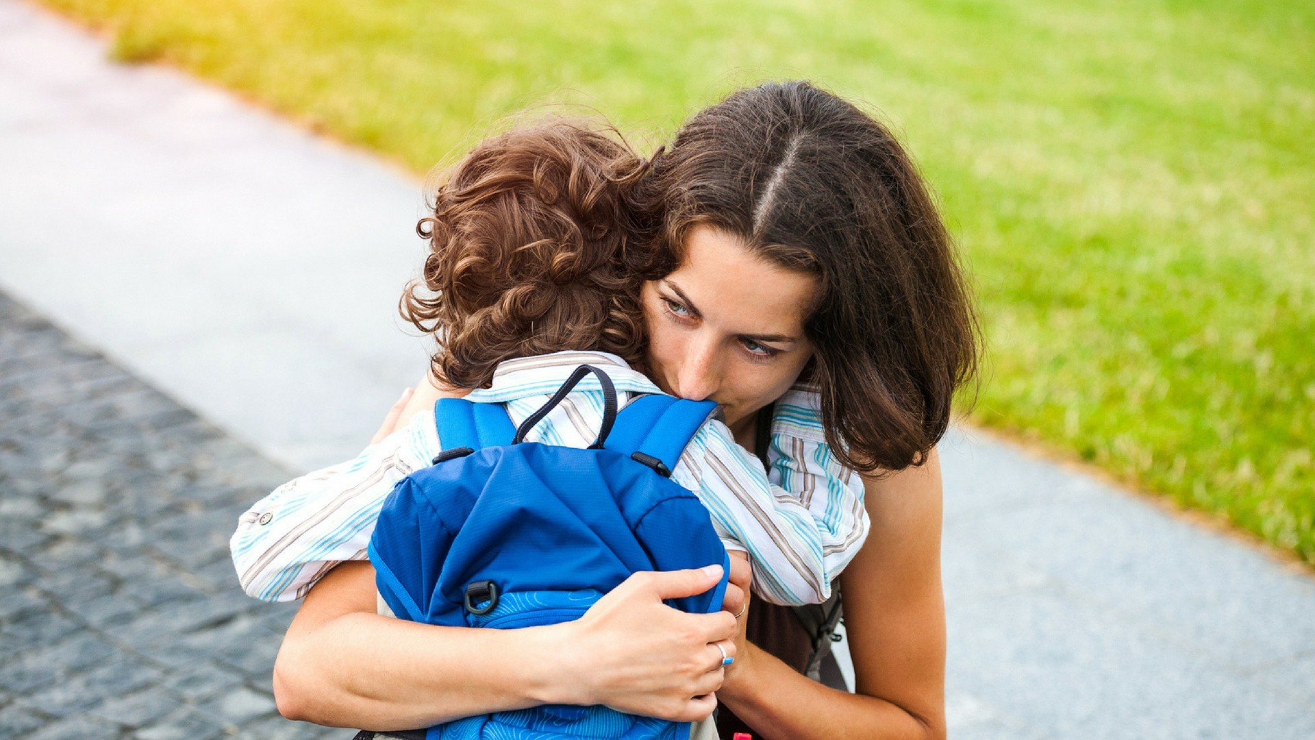 Eingewöhnung in die Kita: Mama verabschiedet ihren Sohn.