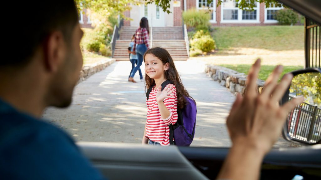 Gut gemeint, aber das Eltern-Taxi zur Schule schadet den Kindern