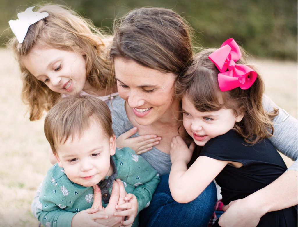 Mama mit ihren drei Kindern Echte Mamas