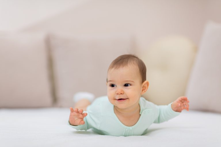 Baby Schläft Auf Bauch Mit Po Oben Baby liegt auf dem Bauch | Echte Mamas