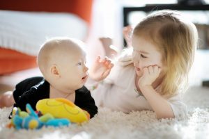 Grosse Schwester mit kleinem Baby-Bruder