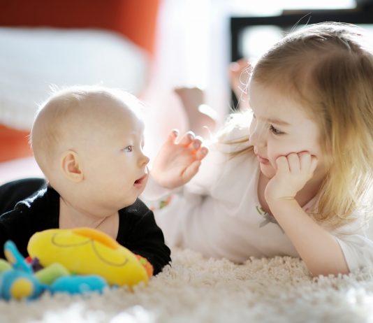 Grosse Schwester mit kleinem Baby-Bruder