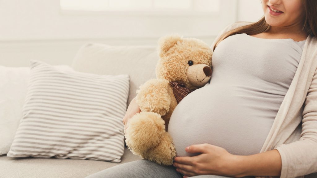 Von „Oh!“ bis „Aua!“: Warum dein Baby dich in den Bauch tritt